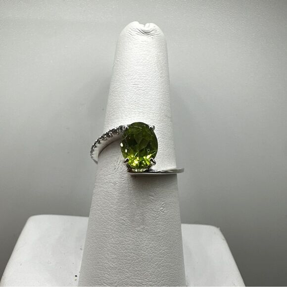 NWOT 7x9mm oval cut Peridot w/ accent cz diamonds all in sterling silver, ring! - Picture 8 of 11